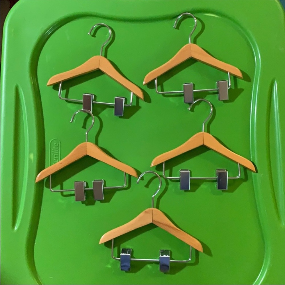 🔴Set of 5 Mini wooden hangers with adjustable clips.